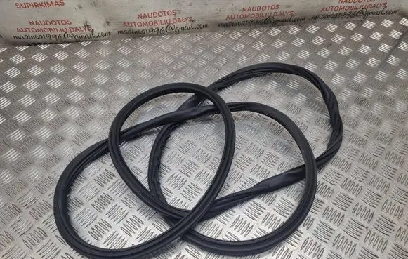 Volkswagen Touareg I Front door rubber seal 7L0837911E