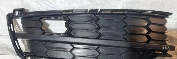 Skoda Karoq Front bumper lower grill