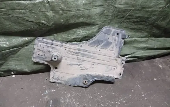 Volvo V70 Engine splash shield/under tray 30736341