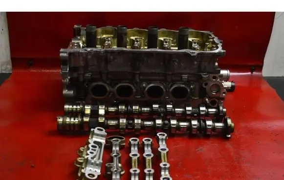 Toyota Yaris Engine head 