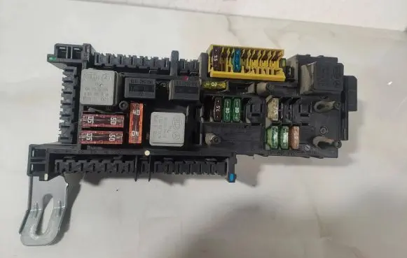 Mercedes-Benz C W204 Fuse module 168298 43444546 1670660
