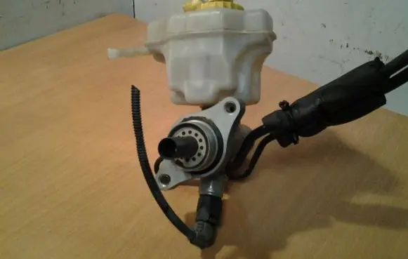 Volkswagen Touareg I Master brake cylinder 03339005512