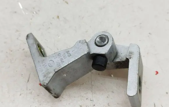 Volkswagen Touareg II Front door upper hinge 8K0831401A A046574