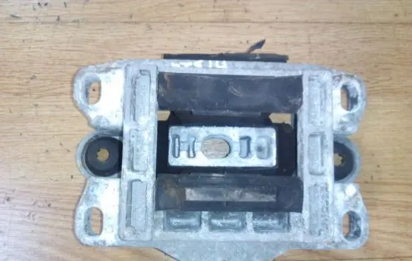 Jaguar X-Type Engine mount bracket 1s717m122