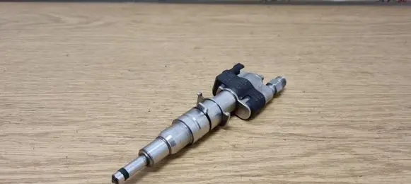 BMW X6 E71 Fuel injector 7585261 13537585261 8616079