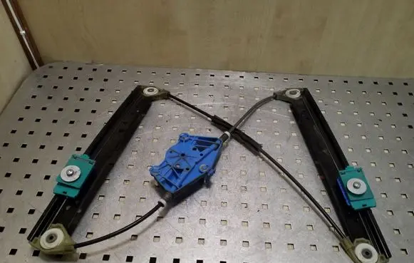 Volkswagen Touareg I Rear window lifting mechanism without motor