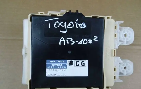 Toyota RAV 4 (XA40) Fuse module 8922142130
