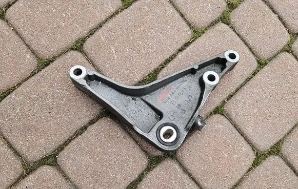 Opel Adam Engine mounting bracket 13381849