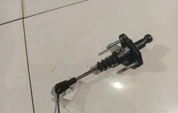 Opel Astra G Clutch master cylinder 90523769