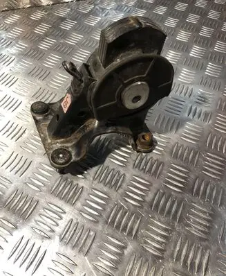 Toyota RAV 4 (XA40) Engine mount bracket
