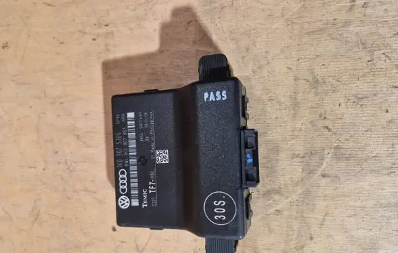 Audi A3 S3 8P Gateway control module 1K0907530G 1K0907951