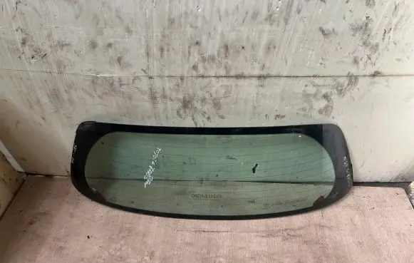 Toyota Yaris Rear windscreen/windshield window 