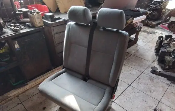 Volkswagen Transporter - Caravelle T5 Front double seat 7H0881303F