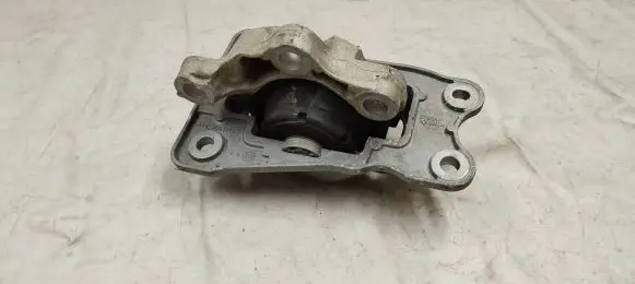 Volvo XC90 Engine mount bracket 31339948