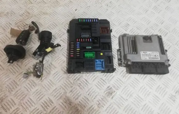Peugeot 208 Engine control unit/module 9666729580 0281030546 9807885980