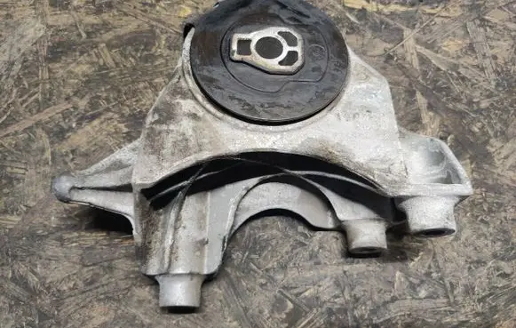 Opel Antara Engine mount bracket X00762A