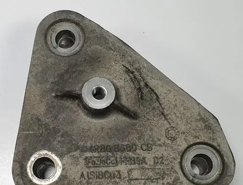 Engine mounting bracket
