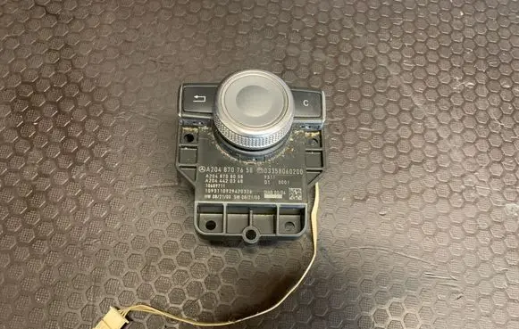 Multifunctional control switch/knob