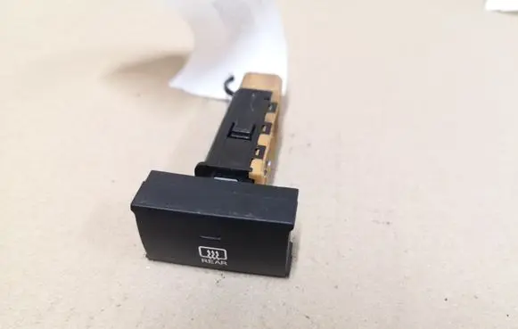 Hyundai Santa Fe Windscreen/window heater switch 621W05010 202002962