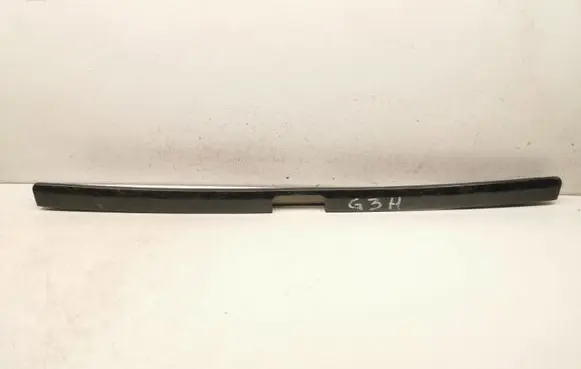 Trunk door license plate light bar