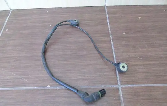 BMW 7 E65 E66 Detonation knock sensor 0261231136