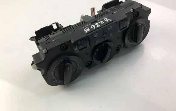 Volkswagen Touran I Climate control unit 53701