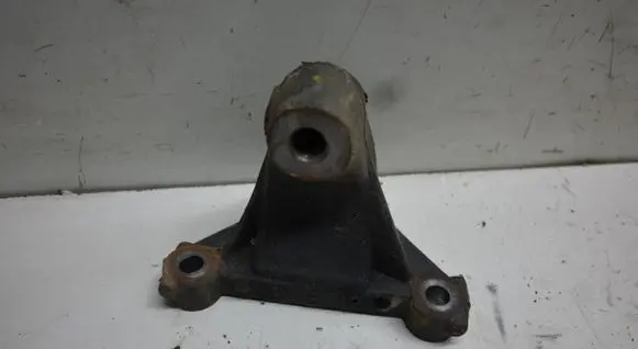 Engine mounting bracket