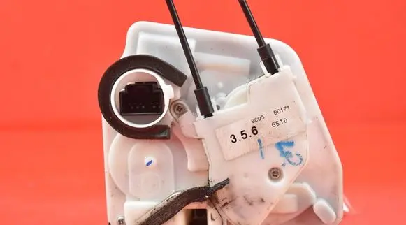 Mazda 6 Rear door lock F97G16L2