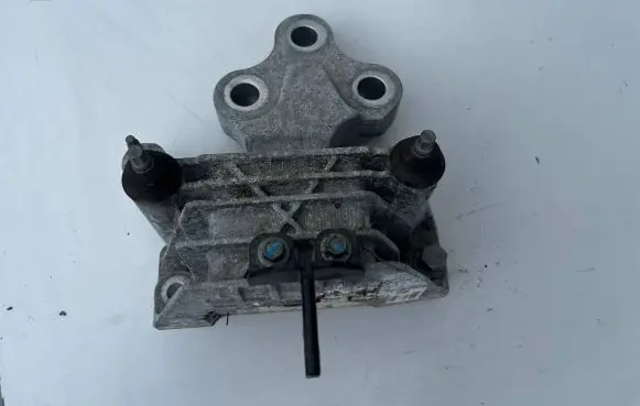 Chrysler Pacifica Gearbox mounting bracket D005815216 P68224742AB