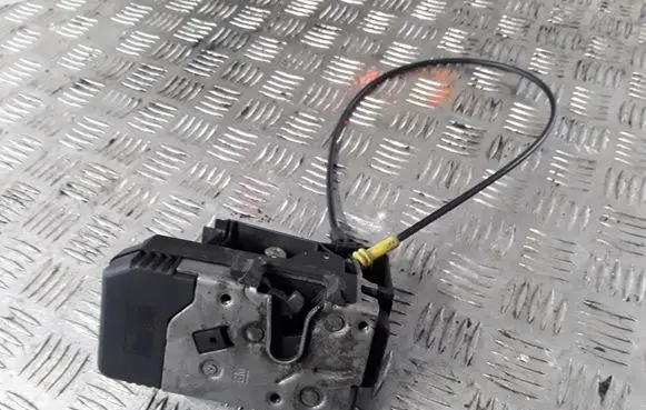 Renault Trafic II (X83) Front door lock 8200008247