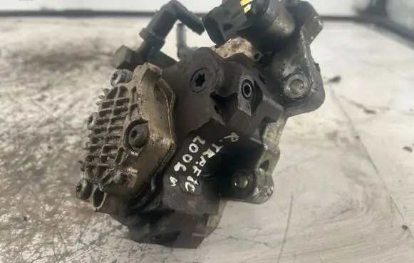 Renault Trafic II (X83) Fuel injection high pressure pump 8200680077 8200385478 0445010099