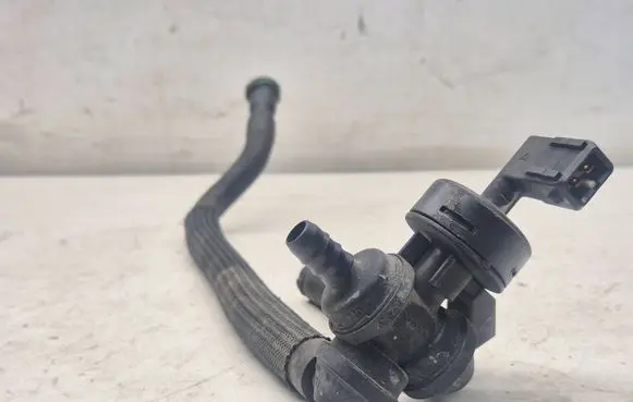 Volvo XC90 Valve vacuum 30645383