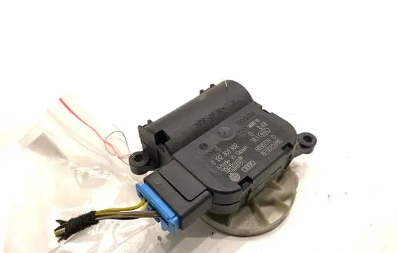Audi A4 S4 B7 8E 8H Air flap motor/actuator 8E1820511C