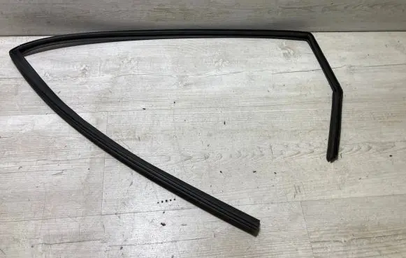 Ford Fiesta Rubber seal rear door window/glass 