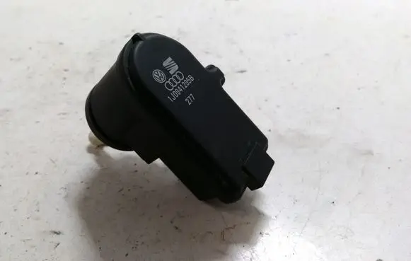 Volkswagen Golf IV Headlight level adjustment motor 1J0941295B