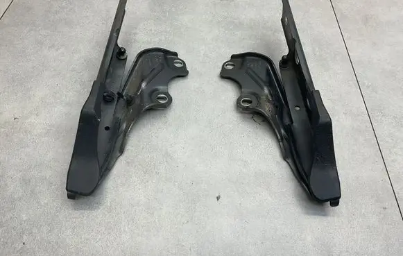 Engine bonnet/hood hinges