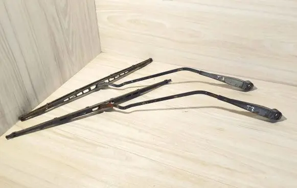 Volkswagen Transporter - Caravelle T3 Front wiper blade arm 251955409