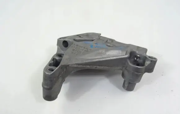Audi Q3 F3 Engine mounting bracket 05L199207
