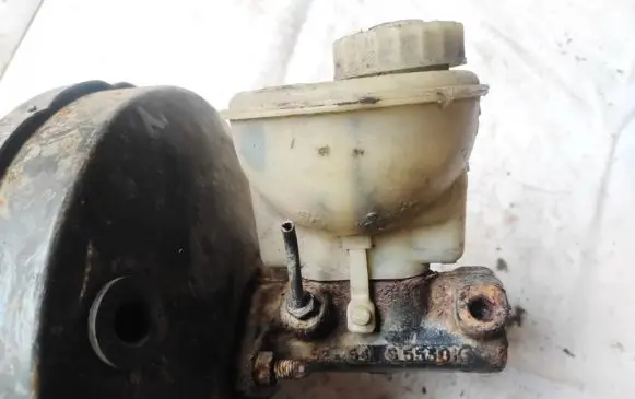 Volkswagen Golf III Master brake cylinder 1h1611307a