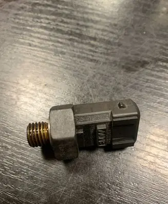 BMW 1 E81 E87 Oil pressure sensor 7549796