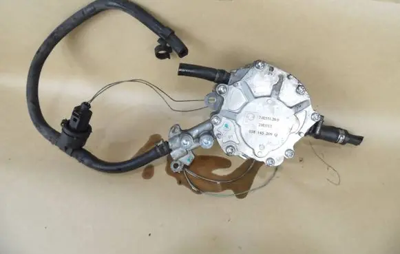 Volkswagen PASSAT B6 Vacuum pump 702551200 038145209Q 038145209C