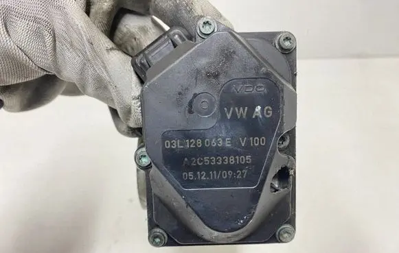 Volkswagen PASSAT B6 Throttle valve 03L128063E