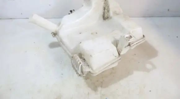Windshield washer fluid reservoir/tank