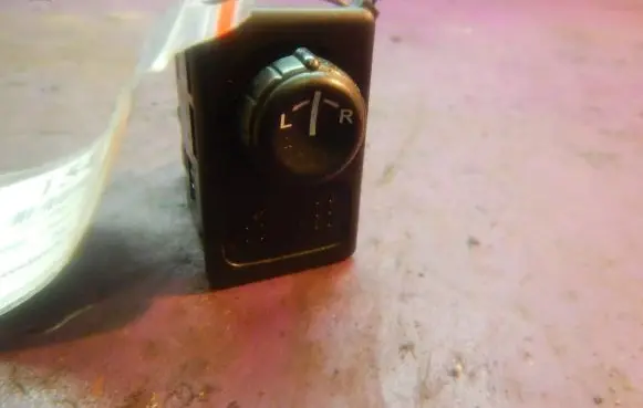 Nissan Almera Tino Wing mirror switch
