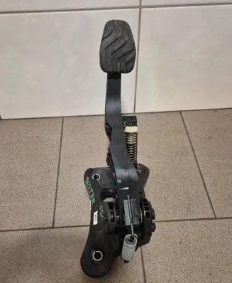 Dacia Duster II Clutch pedal 465037248R 465031714R 465032674R