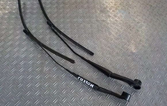 Windshield/front glass wiper blade