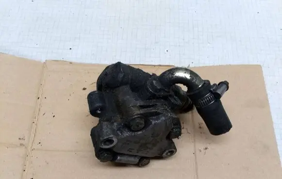 Volkswagen Transporter - Caravelle T4 Power steering pump 7D0422153 8003