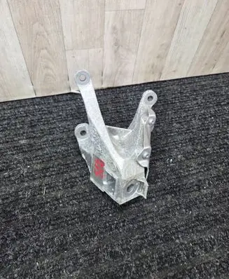 BMW 5 G30 G31 G38 Engine mounting bracket 6861564 221K 19044510