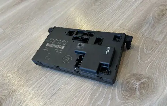 Mercedes-Benz E W211 Door control unit/module 2118701326