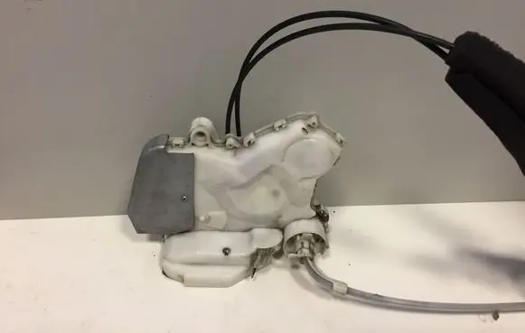 Honda CR-V Front door lock loop/hook striker 